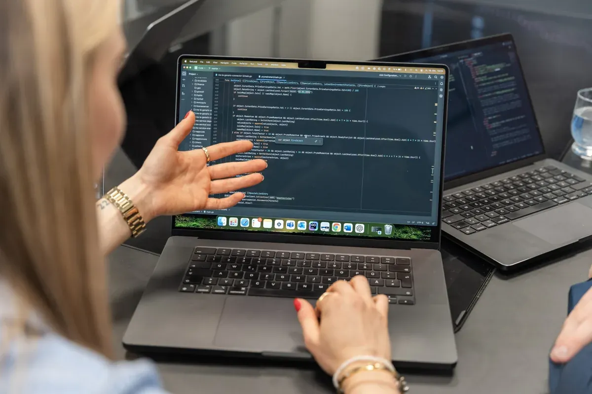 Entwicklerin konfiguriert Server-Infrastruktur am Laptop – Cateon Hosting